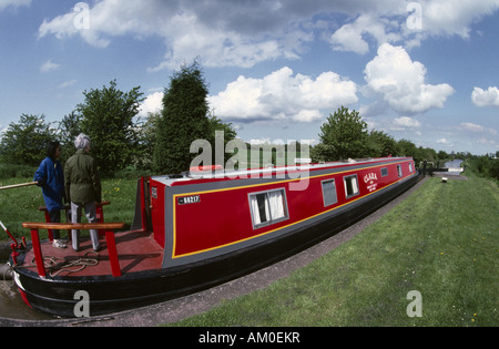 Bateau étroit dans Adderley écluse sur le canal de Shropshire Union, au Royaume-Uni. Banque D'Images