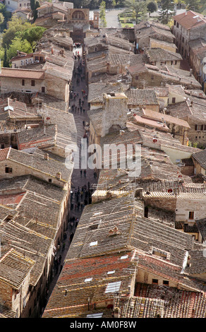 Une vue de dessus en arrière le long de la rue principale, San Gimignano, Toscane, Italie Banque D'Images