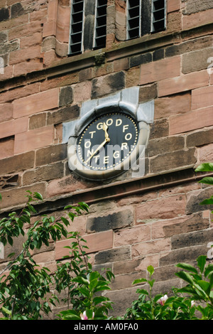 L'horloge de l'église St Mary, cheadle village, Stockport, Cheshire. Les mots sur l'horloge dire : oubliez pas dieu Banque D'Images