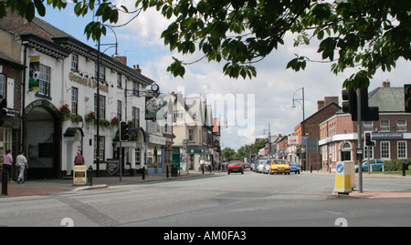 La grande rue, village cheadle, Stockport, Cheshire. Le pub est le George & Dragon. Banque D'Images