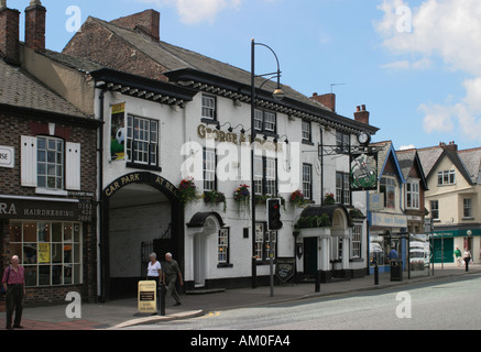 La grande rue, village cheadle, Stockport, Cheshire. Le pub est le George & Dragon. Banque D'Images