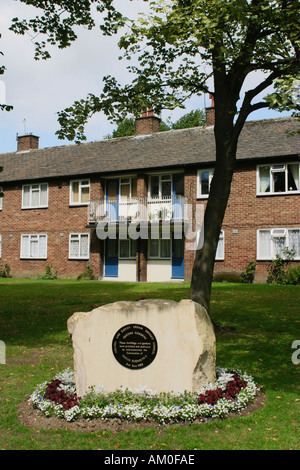 Queens Garden's, cheadle village, Stockport, Cheshire. La plaque indique : 'cheadle et gatley Urban District Council. Queens Garden. Ces dewellings et jardins ont été fournis et dédié à commémorer le couronnement de la reine elizabeth ii, le 2 juin 1953' Banque D'Images