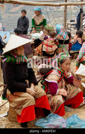 Les femmes des tribus Hmong fleurs, peuvent cau Marché, Vietnam Banque D'Images