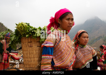 Les femmes des tribus Hmong fleurs, peuvent cau Marché, Vietnam Banque D'Images