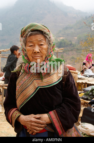 Femme de la tribu de colline, Flower Hmong peuvent cau Marché, Vietnam Banque D'Images