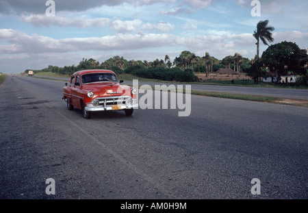 Voiture vintage rouge sur l'autoroute, Cuba Banque D'Images