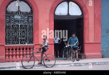 Voitures à cheval et des vélos sont les moyens les plus communs de transport dans Cardenas, Cuba Banque D'Images