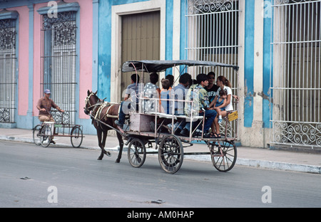 Voitures à cheval et des vélos sont les moyens les plus communs de transport dans Cardenas, Cuba Banque D'Images