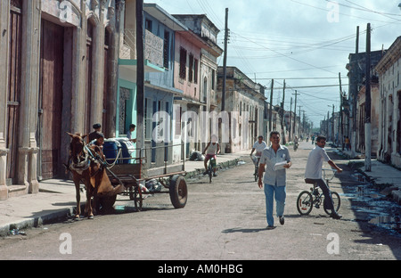 Voitures à cheval et des vélos sont les moyens les plus communs de transport dans Cardenas, Cuba Banque D'Images