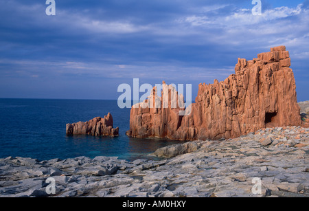 Les falaises de porphyre rouge d'Arbatax, Sardaigne, Italie Banque D'Images