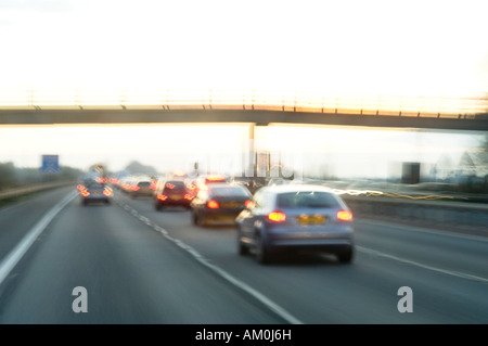 Déménagement rapide la circulation sur autoroute en hiver au crépuscule Banque D'Images