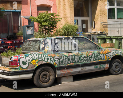 Une vieille voiture peinte et ornée de plantes dans le cadre d'un projet de remise en état des véhicules 'communauté' dans le quartier de Kensington, Toronto Banque D'Images