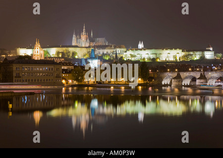 Le château de Prague et le Pont Charles Prague Tchéquie Hradschin Banque D'Images