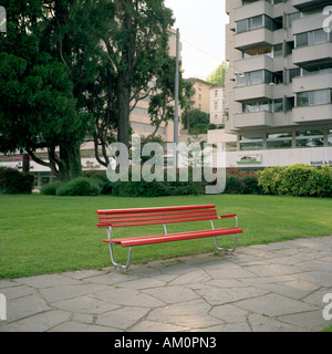 Banc rouge dans un parc jardin en face de la ville de lac de Lugano, Suisse Banque D'Images