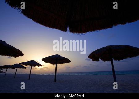 Nuances palapa sur la plage au lever du soleil à Playa del Carmen, Riviera Maya, Cancun, Mexique Banque D'Images