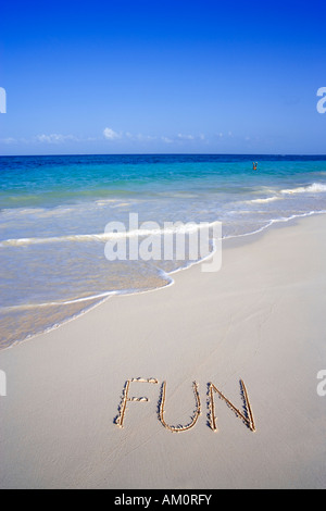 Le mot plaisir written on white tropical beach à Playa del Carmen, Cancun, Mexique Banque D'Images