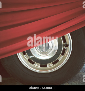 Le pneu de roue Bentley partiellement recouvert d'un couvercle rouge Banque D'Images