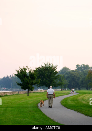 Un homme marche avec son chien le long de la pittoresque rivière Niagara, au Canada, par une journée paisible. Banque D'Images