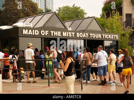 Les touristes d'acheter des tickets pour Maid of the Mist à Niagara Falls Canada Banque D'Images