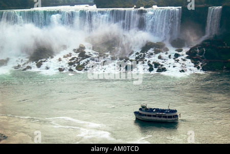 Touristes appréciant l'emblématique excursion en bateau Maid of the Mist à Niagara Falls, Ontario, Canada. Banque D'Images