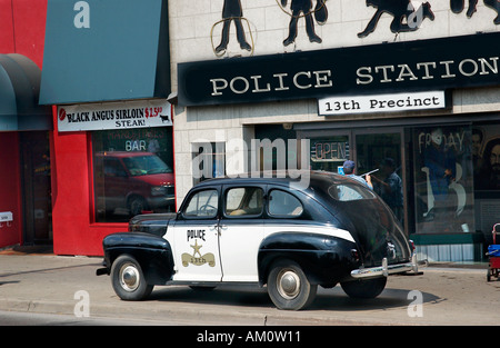 Voiture de police d'époque exposée à l'extérieur d'un ancien poste de police au Musée des chutes du Niagara, Canada. Banque D'Images