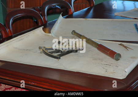 Table à cartes dans la cabine du capitaine sur le navire de guerre HMS Trincomalee, Hartlepool Historic Quay, Cleveland, UK Banque D'Images