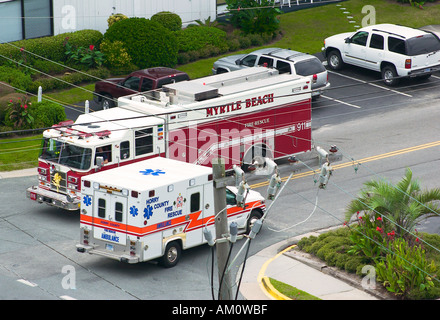 Vue aérienne d'une voiture de pompiers et d'une ambulance répondant à une urgence dans les rues de Myrtle Beach, Caroline du Sud, États-Unis. Banque D'Images