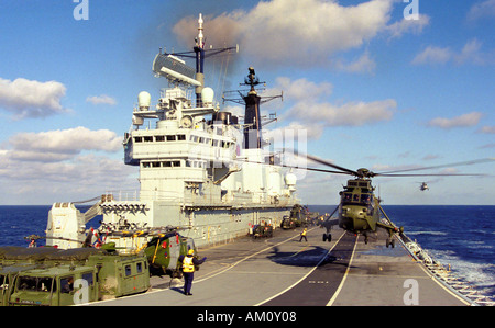 La Royal Navy le porte-avions HMS Invincible dans la plate-forme d'atterrissage LPH Rôle d'agression de l'hélicoptère Banque D'Images