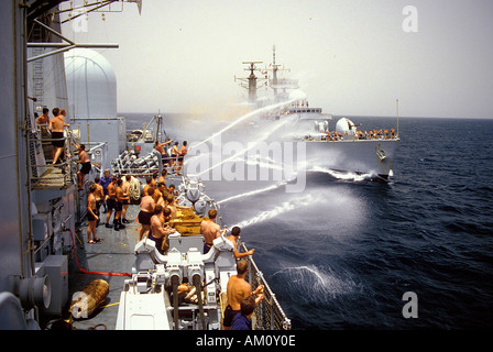 HMS York pour échanger sur les pommes de terre et les œufs avec le HMS Southampton alors qu'elle quitte l'Armilla patrol pour le Royaume-Uni pendant la guerre Irak Iran, 1986 Banque D'Images