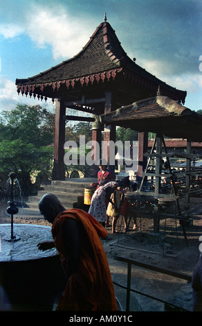 Un moine bouddhiste dans le Dalada Maligawa ou Temple de la Dent à Kandy au Sri Lanka Banque D'Images