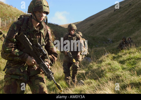Les soldats de l'armée territoriale de la Royal Rifle bénévoles exerçant sur la formation dans le domaine d'Otterburn Cheviot Hills Banque D'Images