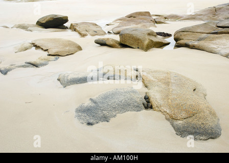 Dans les roches de granit zone de marée de sable à l'Altanic côte de Donegal, Irlande Banque D'Images