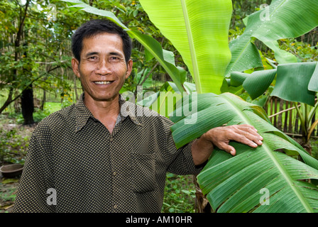 En plus d'un rire agriculteur bananier, province de Takeo, au Cambodge Banque D'Images