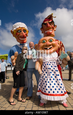 Les chiffres de marionnettes géantes sur la promenade de Aberystwyth Punch et Judy festival août bank holiday weekend Banque D'Images