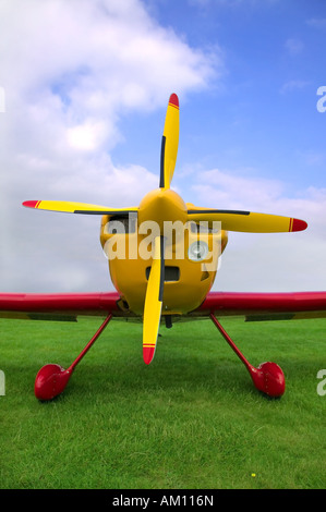 Le rouge et jaune avion monomoteur close up Banque D'Images