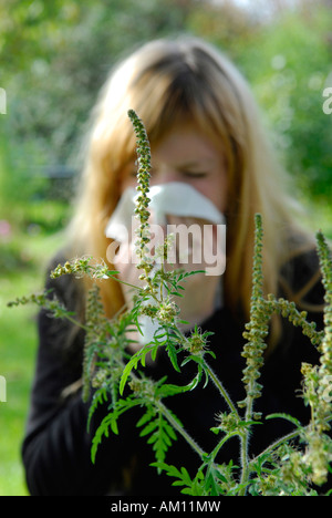 La réaction allergique à l'herbe à poux, femme Banque D'Images