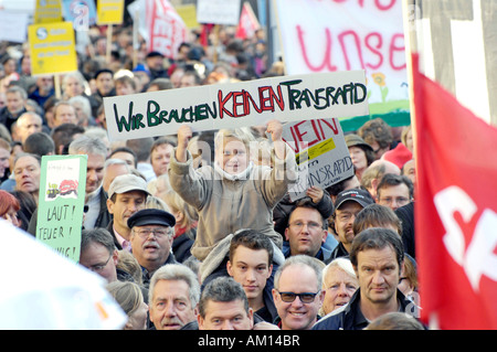 Signer : 'Nous n'avons pas besoin du Transrapid'. Manifestation contre le projet Transrapid - Munich, Allemagne Banque D'Images