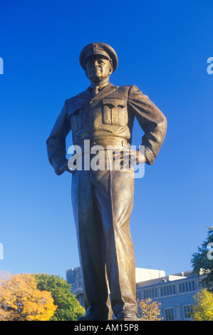 Statue du général Dwight D. Eisenhower l'Académie militaire de West Point US New York en automne Banque D'Images