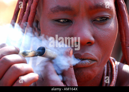 Fumeurs, femmes Himba, Purros, Kaokoveld Namibie Banque D'Images