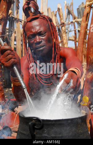 La cuisson des femmes Himba, Purros Kaokoveld, Namibie, Banque D'Images