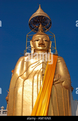 32 m de haut, bouddha Wat Intharawihan, Bangkok, Thaïlande Banque D'Images