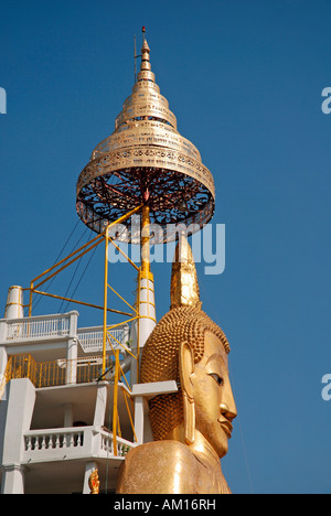 32 m de haut, bouddha Wat Intharawihan, Bangkok, Thaïlande Banque D'Images