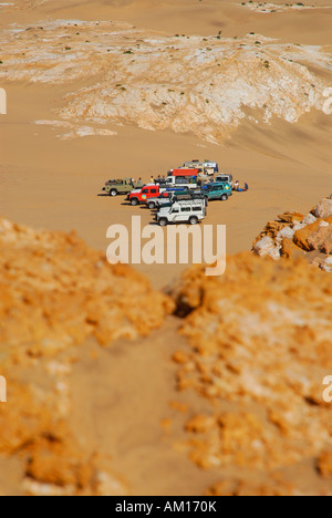 Jeeps dans les dunes à Sylvia Hill, Diamond, Namibie Banque D'Images