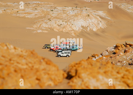 Jeeps dans les dunes à Sylvia Hill, Diamond, Namibie Banque D'Images