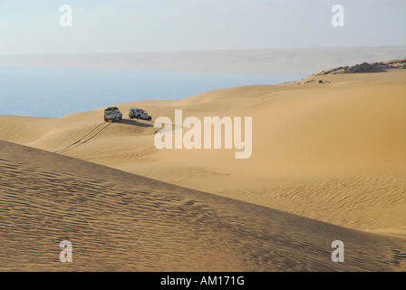 Jeeps dans les dunes à Sylvia Hill, Diamond, Namibie Banque D'Images