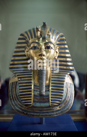 La belle couleur jaune or Masque de mort de Toutankhamon Musée du Caire Egypte Afrique du Nord Banque D'Images