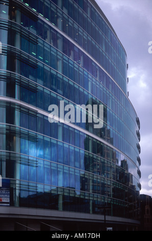 Un bâtiment mur de Londres au crépuscule, avec sky et les bâtiments reflètent dans le verre incurvé façade, City of London, England Banque D'Images