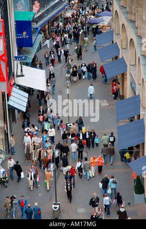 Les piétons dans le centre-ville de Cologne, Hohe Strasse, Rhénanie du Nord-Westphalie, Allemagne Banque D'Images