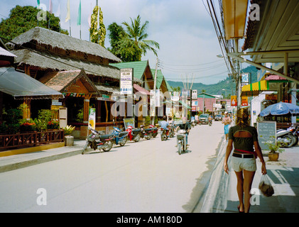 La seule et unique rue principale en marche derrière la plage de Lamai de bien-aimé les voyageurs conscients de budget sur Koh Samui, Thaïlande Banque D'Images