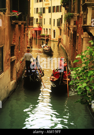 Gondoles rempli de touristes passant sur les étroits canaux de Venise Banque D'Images